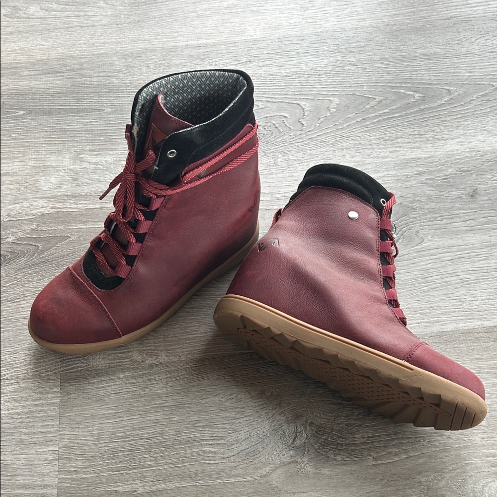 Elegant Maroon Wedge Sneakers